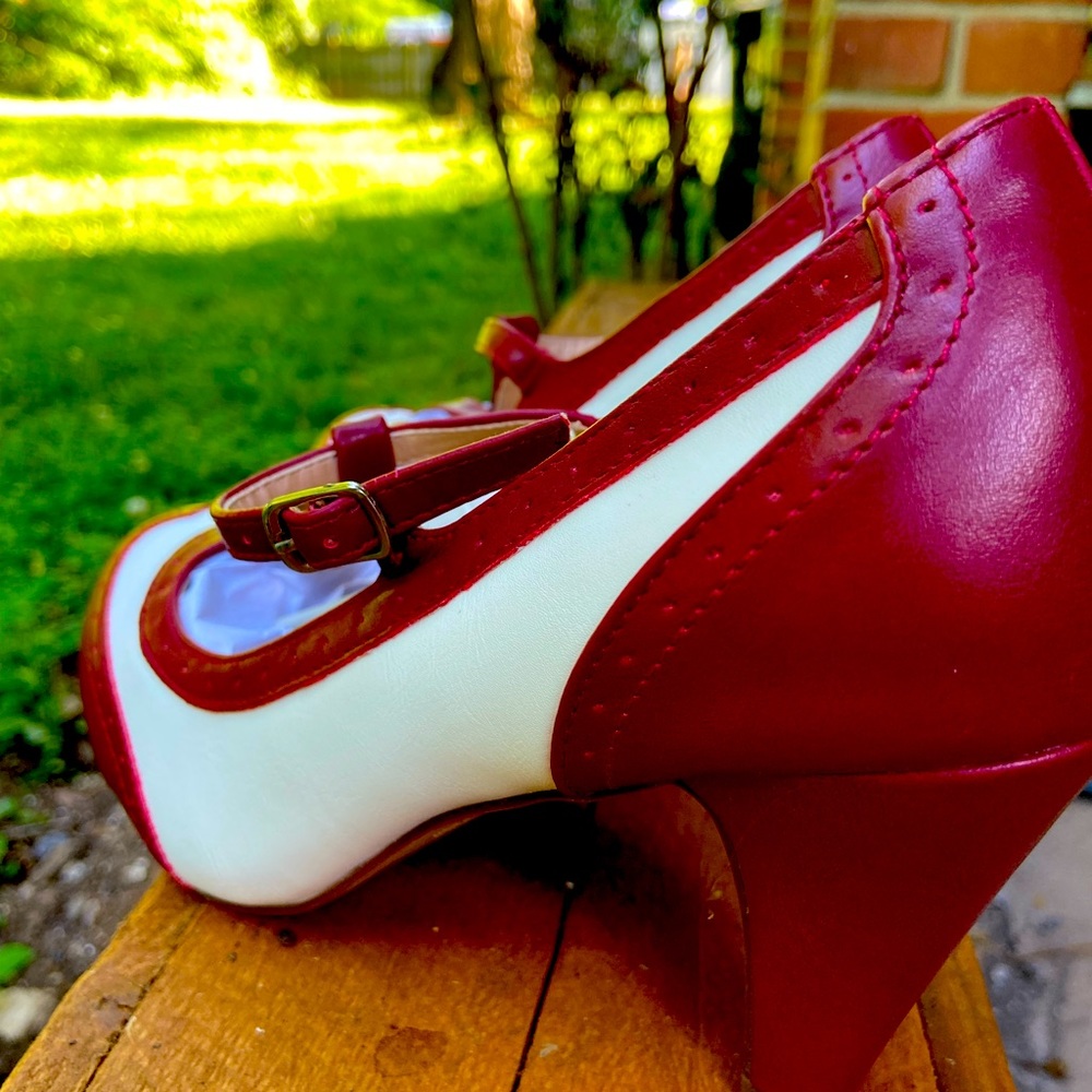 New! Chase + Chloe Burgendy/White Pumps